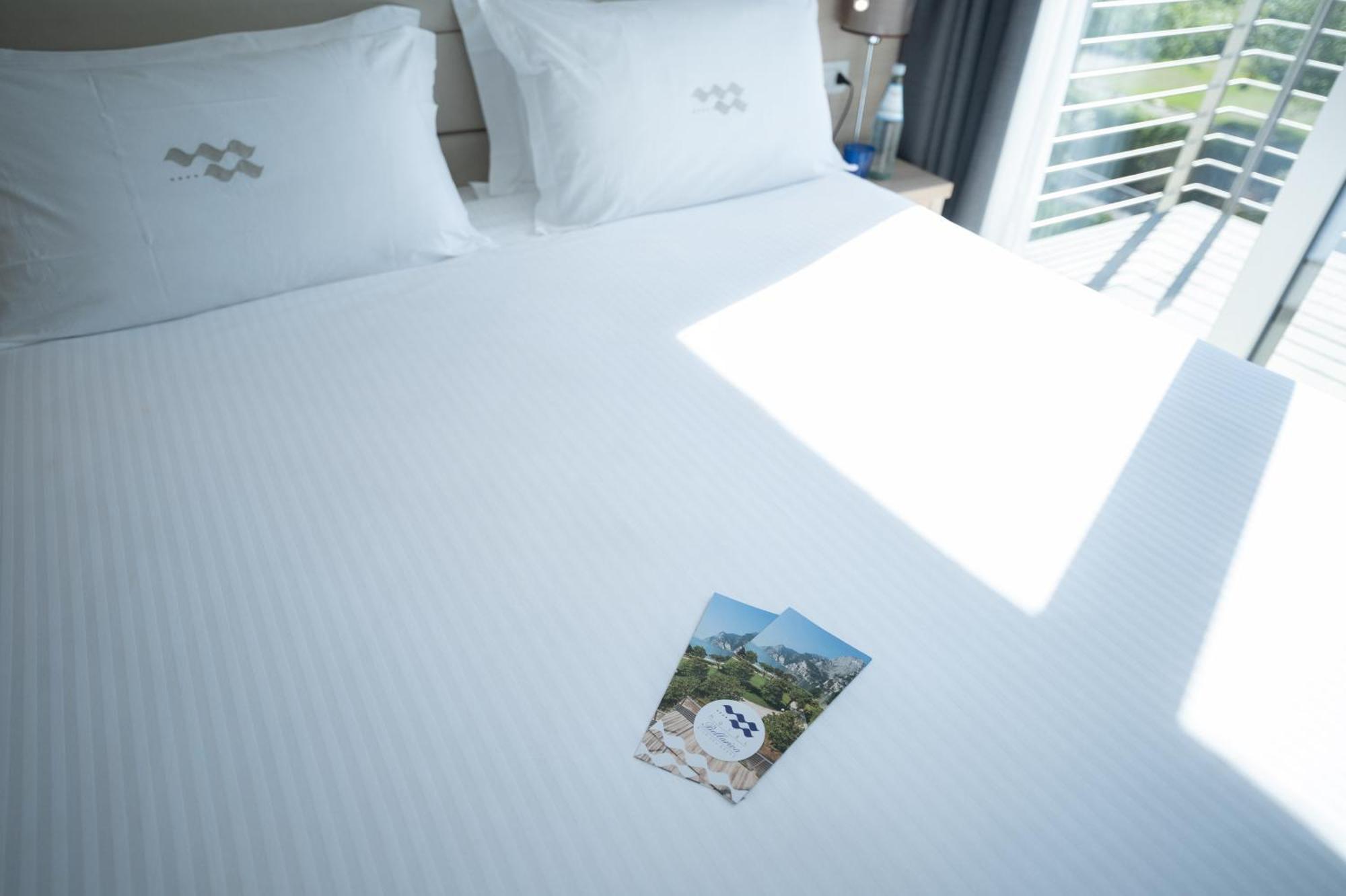 Standard Double Room Lateral Lake View