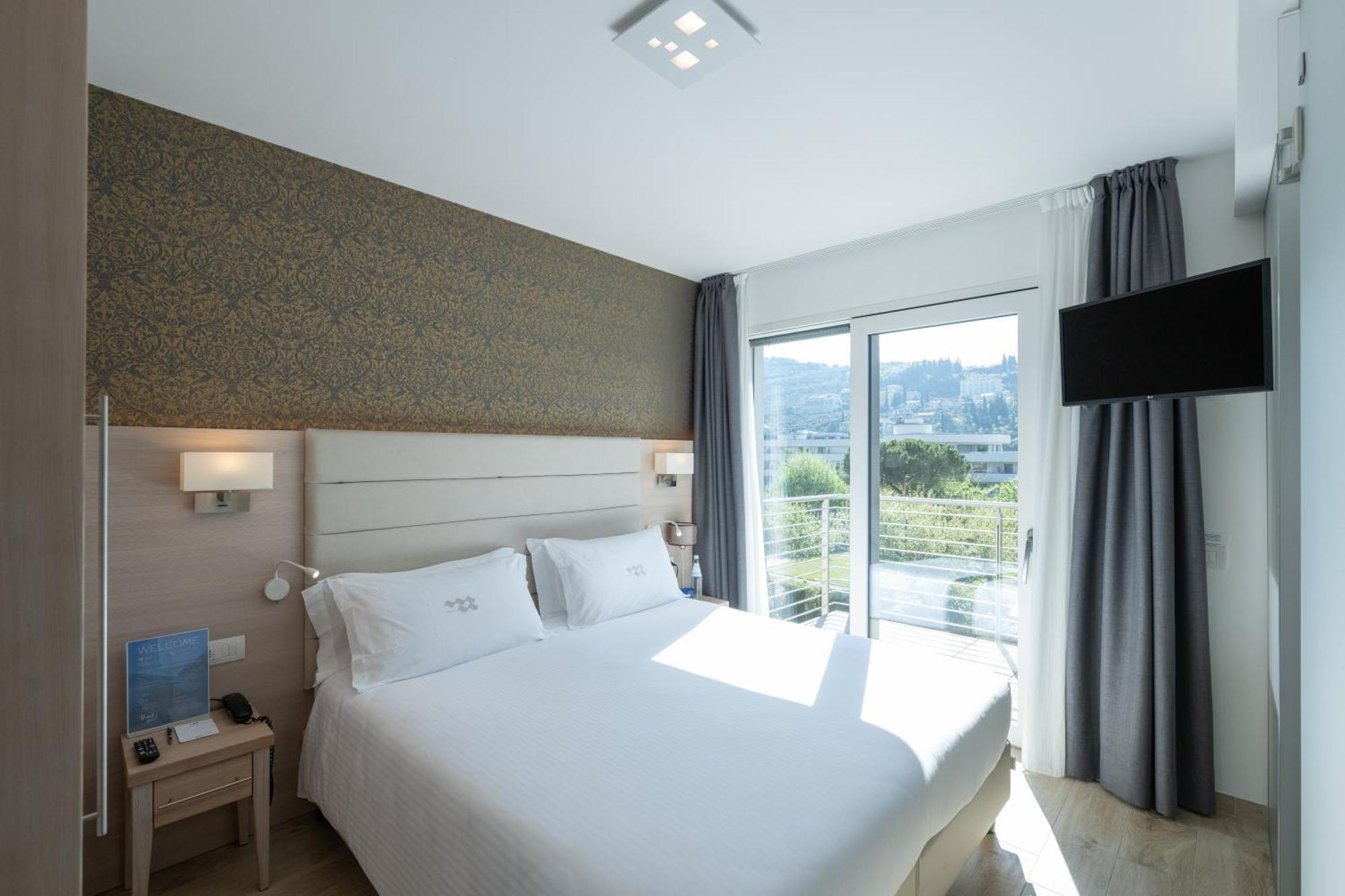 Standard Double Room Lateral Lake View