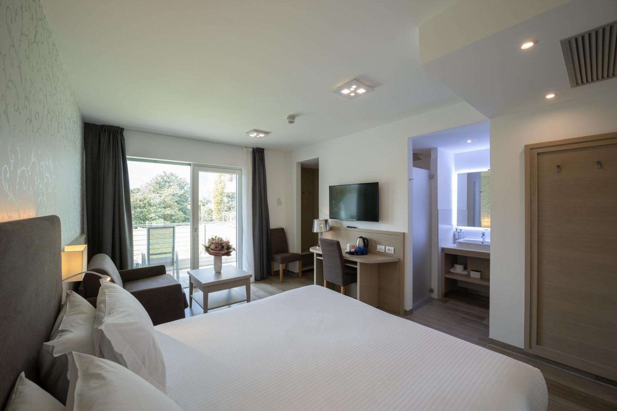 Deluxe Double Room Lake View Balcony