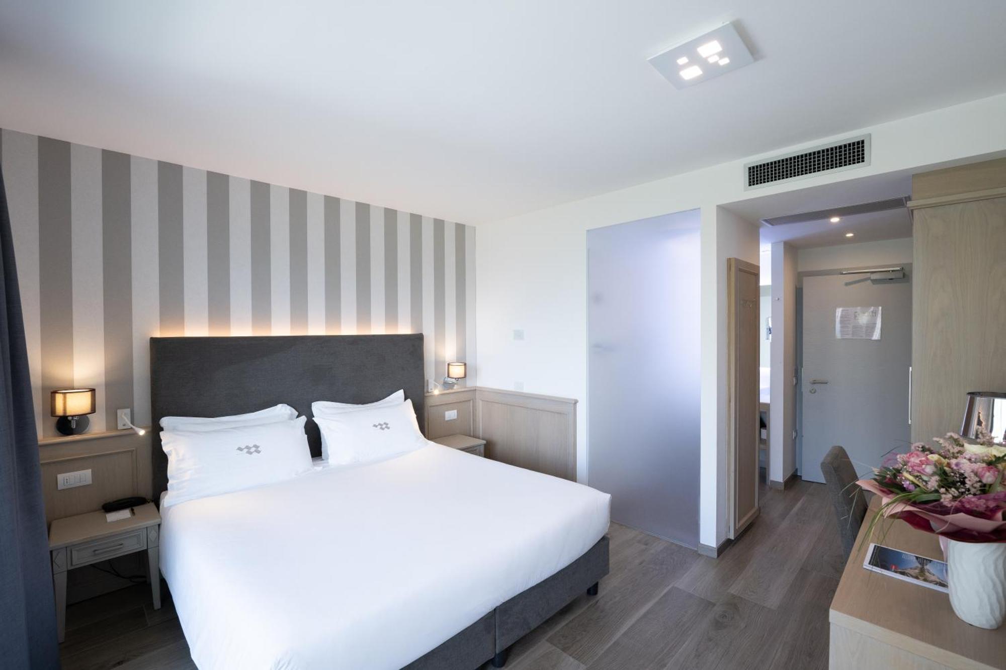 Deluxe Double Room Lake View Balcony