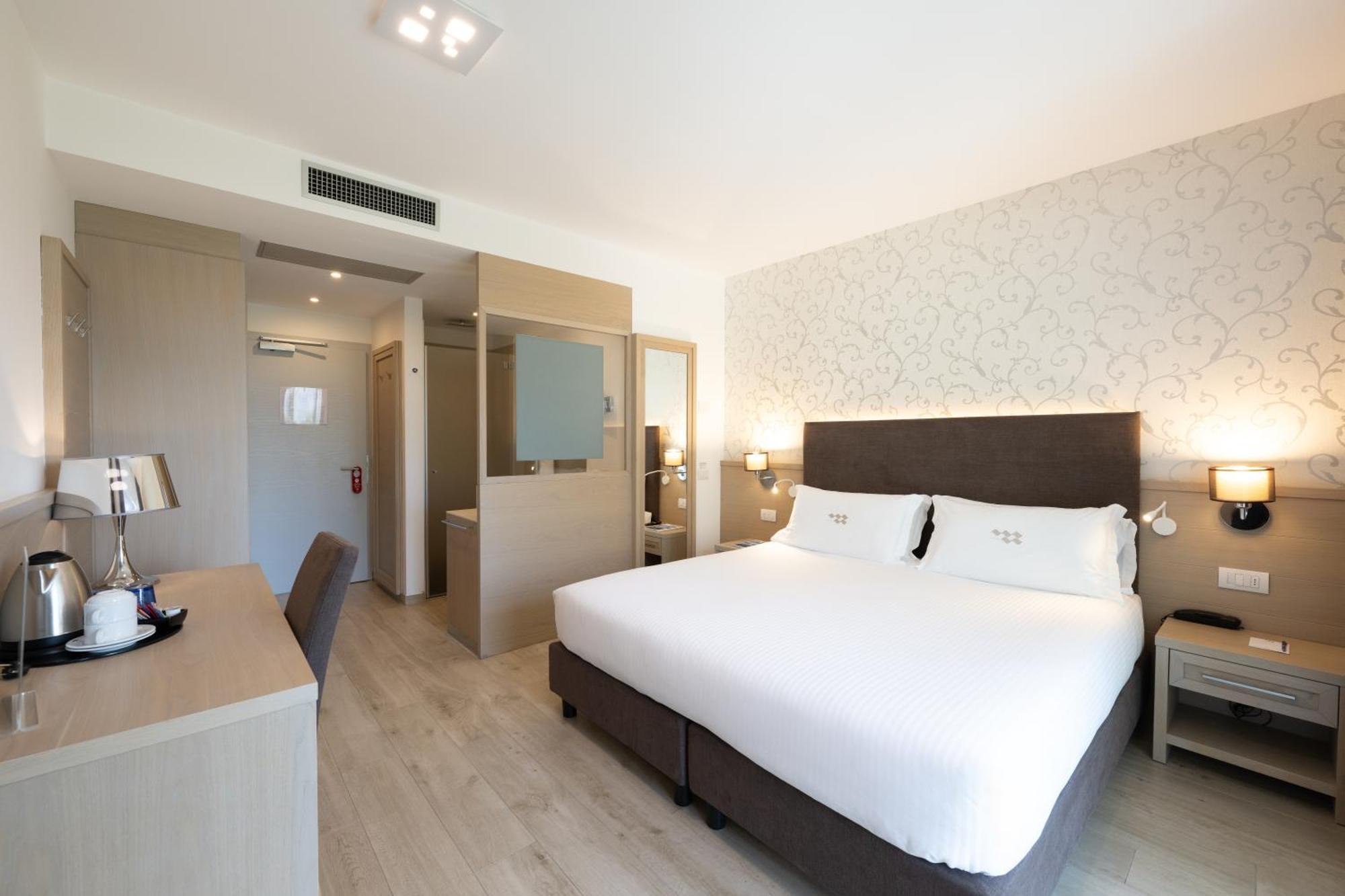 Deluxe Double Room Lake View Balcony
