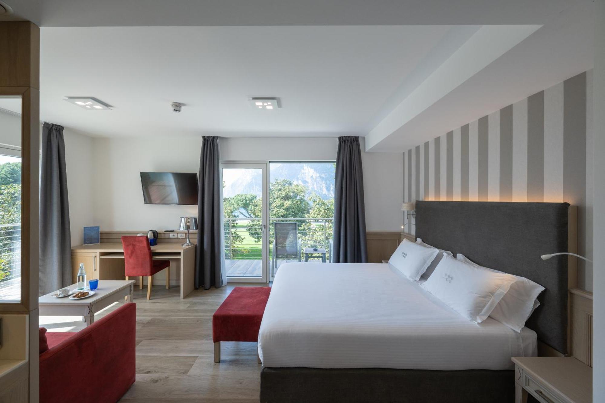 Deluxe Triple Room Lake View Double Balcony