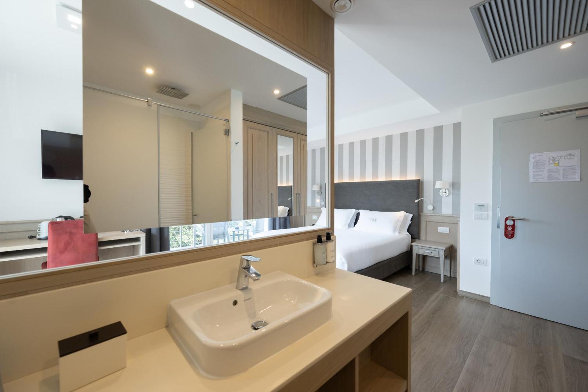 Deluxe Triple Room Lake View Double Balcony